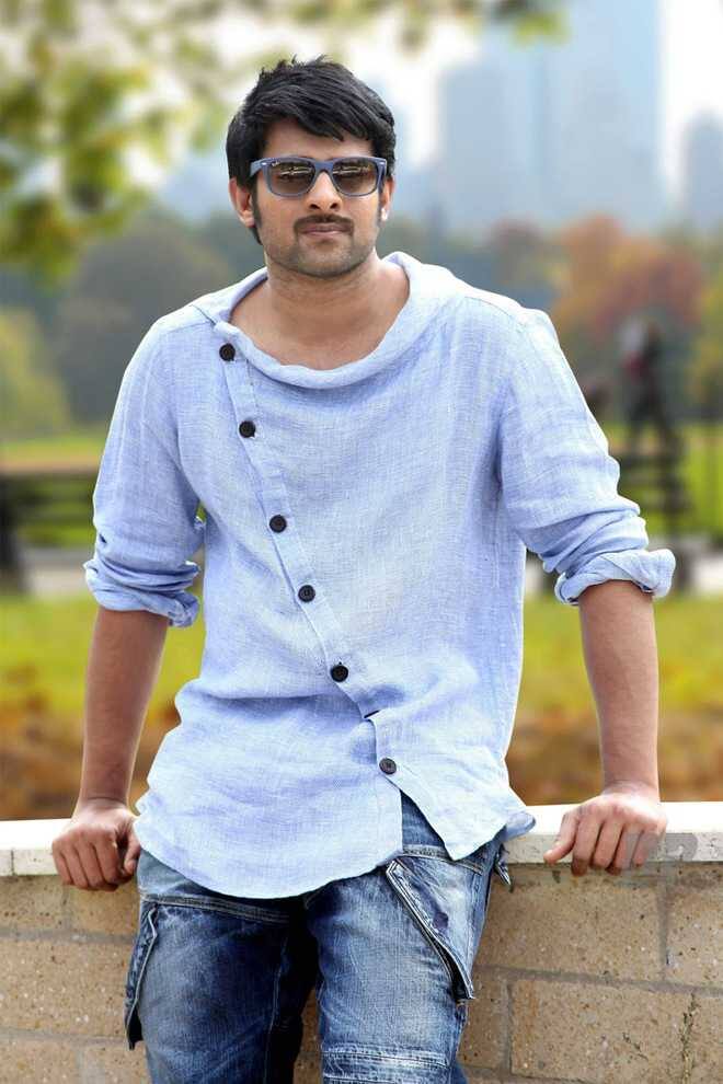 પ્રભાસ પાસે હૈદરાબાદના શ્રી ચૈતન્ય કોલેજથી B.Techની ડિગ્રી લીધી છે. બાદમાં તેમણે એક્ટિંગને કરિયર બનાવ્યું હતું.