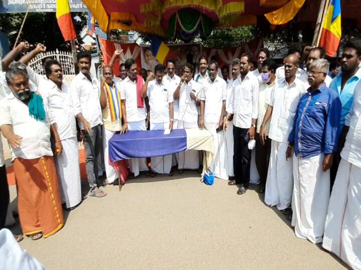 PMK protests against Mayiladuthurai municipality -Complaining that the underground sewerage project was not implemented properly மயிலாடுதுறை நகராட்சியை கண்டித்து பாமக போராட்டம் - பாதாள சாக்கடைகளை சரி செய்யாவிட்டால் களத்தில் இறங்க போவதாக அறிவிப்பு