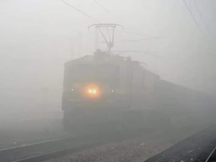 delhi 13 trains from Delhi delayed due to fog see list ANN Railway News: कोहरे ने रोकी दिल्ली से जाने वाली 13 ट्रेनों की रफ्तार, अगर आप भी करने वाले हैं यात्रा तो चेक कर लें टाइम