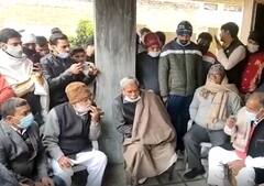 UP Election: मुजफ्फरनगर सदर विधानसभा सीट पर सपा गठबंधन के उम्मीदवार सौरभ स्वरूप का विरोध, जिलाध्यक्ष के घर हंगामा