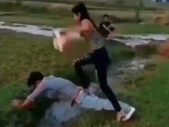 Boyfriend makes bridge for girlfriend funny video viral video trending ਗਰਲਫ੍ਰੈਂਡ ਨੂੰ Impress ਕਰਨ ਦੇ ਚੱਕਰ 'ਚ ਮੂੰਹ ਦੇ ਬਲ ਡਿੱਗਿਆ ਲੜਕਾ, ਖਾਸ ਕੋਸ਼ਿਸ਼ ਬਣੀ ਬਕਵਾਸ