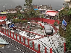 Darjeeling Snowfall: মেঘলা-মুখ ভার কাটিয়ে দমকা বৃষ্টি, সঙ্গে তুষারপাত দার্জিলিংয়ে, দেখুন নৈসর্গিক ছবি
