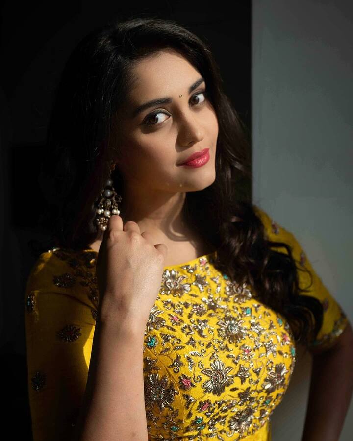 సురభి ఫొటోస్ (Image Credit:Surbhi Puranik/Instagram)