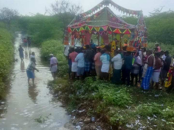 கரூர் : இறந்தவர் உடலை தண்ணீருக்குள் எடுத்துச்சென்று அடக்கம் செய்த நிகழ்வு.. அடிப்படை வசதிகளின்றி அவலம்..