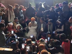 Rajasthan: दौसा में 15 बीघा जमीन नीलामी मामले ने पकड़ा तूल, किसान नेता राकेश टिकैत पीड़ित परिवार से मिलने पहुंचे, जानिए क्या कहा