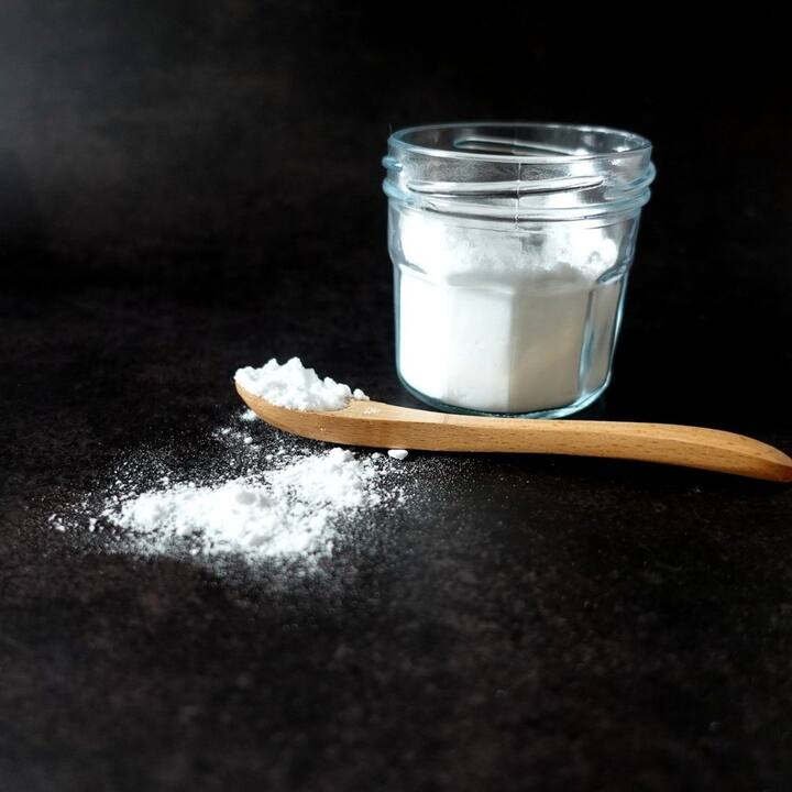 ফ্রিজের মধ্যে এক বাটি বেকিং সোডা রাখার চেষ্টা করুন