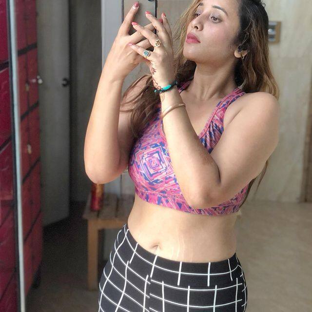 रानी चटर्जी की ये कातिलाना पोज वाली तस्वीरें फैंस के दिलों को धड़का रही हैं. उनके फैन्स लगातार उनकी इन फोटोज पर कमेंट कर रहे हैं.