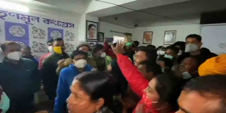 Jalpaiguri Unrest in Trinamool office over CPM councilor's joining Party in Jalpaiguri ahead of Municipal polls Jalpaiguri News: 'চোর' বলে স্লোগান,  জলপাইগুড়িতে সিপিএম কাউন্সিলরের যোগদান ঘিরে তৃণমূল কার্যালয়ে অশান্তি