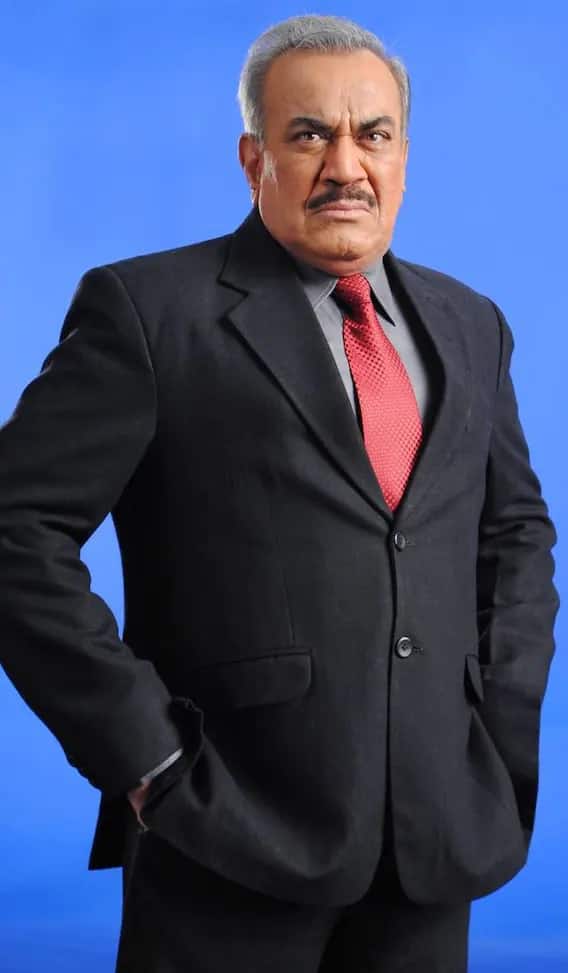 শিবাজী সাটমও অভিনয় জগতে আসার আগে সরকারি চাকরি করতেন। এক ব্যাঙ্কে ক্যাশিয়ার হিসেবে কাজ করতেন তিনি।