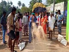 ரேஷன் அரிசி ஏற்றி வந்த லாரி சிறைப்பிடிப்பு - அரிசியை சாலையில் கொட்டி போராட்டம்