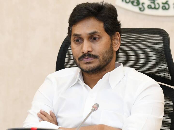 Center hurting AP benefits. Why AP CM Jagan Silence  ? Jagan Silence : ఏపీ ప్రయోజనాలు దెబ్బతింటున్నా నోరెత్తరా ?  సీఎం జగన్‌ తీరుపై పెరుగుతున్న విమర్శలు !