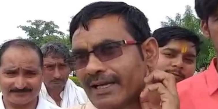 UP Polls 2022: BJP MLA  Vikram Singh Saini  chased away by villagers while campaigning UP Polls 2022: ভোটের প্রচারে গিয়ে বিপত্তি, নিজের কেন্দ্র থেকে তাড়া খেয়ে ফিরলেন বিজেপি বিধায়ক