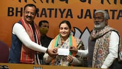 Aparna Yadav Joins BJP: নির্বাচনের আগে নয়া সমীকরণ, পদ্ম শিবিরে মুলায়ম-পুত্রবধূ | Bangla News