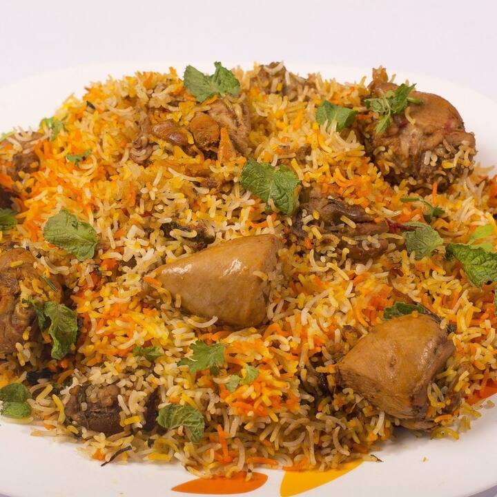 বায়ুরোধী পাত্রেই উদ্বৃত্ত খাবার রাখার বিষয়টি নিশ্চিত করুন। কারণ, সেই খাবারের গন্ধ ফ্রিজে ছড়িয়ে পড়তে পারে।