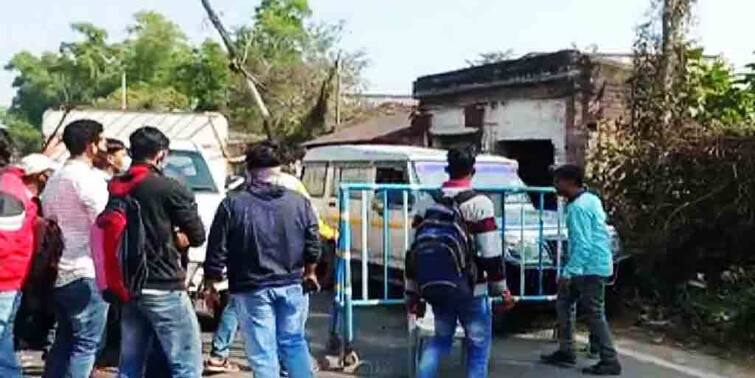 Birbhum: Road blockade at Ilambazar by the students of engineering college demanding permission to sit in for exam Birbhum: পরীক্ষায় বসতে দেওয়ার দাবি, ইলামবাজারে পথ অবরোধ