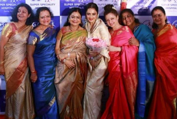 Rekha Sisters: ਰੇਖਾ (Rekha) ਉਹ ਨਾਮ ਜੋ ਕਿਸੇ ਪਛਾਣ ਦਾ ਮੋਹਤਾਜ ਨਹੀਂ ਹੈ। ਉਨ੍ਹਾਂ ਨੇ ਆਪਣੇ ਕਰੀਅਰ 'ਚ ਉਹ ਸਭ ਹਾਸਲ ਕੀਤਾ ਜੋ ਹਰ ਅਦਾਕਾਰਾ ਪਾਉਣ ਦਾ ਸੁਪਨਾ ਦੇਖਦੀ ਹੈ ਪਰ ਕੀ ਤੁਸੀਂ ਜਾਣਦੇ ਹੋ ਕਿ ਰੇਖਾ ਦੀਆਂ 6 ਹੋਰ ਭੈਣਾਂ ਹਨ ਜਿਨ੍ਹਾਂ ਬਾਰੇ ਸ਼ਾਇਦ ਤੁਸੀਂ ਵੀ ਪਹਿਲਾਂ ਕਦੇ ਸੁਣਿਆ ਨਹੀਂ ਹੋਣਾ। ਇਨ੍ਹਾਂ 'ਚੋਂ ਇੱਕ ਸਕੀ ਤੇ 5 ਮਤਰੇਈਆਂ ਭੈਣਾਂ ਹਨ।