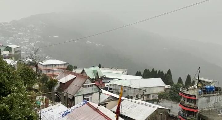 সকাল থেকেই মেঘলা আবহাওয়ায় আকাশের মুখ ছিল ভার। আর একটু বেলা হতেই ঠান্ডার রেশ আরও একটু বাড়িয়ে হল বৃষ্টি। সঙ্গে অল্প তুষারপাত।