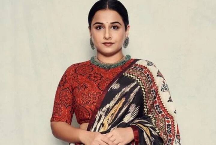 પ્લેન  સાડી અને બ્લાઉઝની સાથે હેવી લૂકવાળા  નેકપીસ અને જ્વેલરી સાથે પ્લેન સાડીને  પાર્ટીવેર બનાવી શકાય છે. હેવી જ્વેલરી કોન્ટ્રાસ્ટ બ્લાઉઝ સાથે ડિઝાઇનર સાડીને જોડીને  વધુ સ્ટાઇલિશ બનાવી શકાય છે.