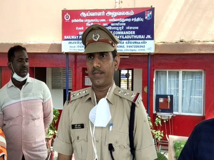 Railway Security Force inspector Sudhirkumar rescues mother and daughter trapped in train Mayiladuthurai 8 மாத குழந்தையுடன் ரயிலில் இருந்து விழுந்த தாய்.. உயிரை பணயம் வைத்து காப்பாற்றிய பாதுகாப்புப்படை ஆய்வாளர்