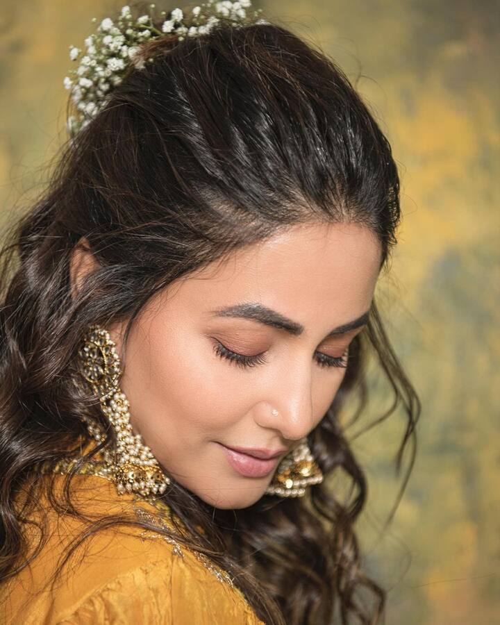 हिना नेहमी सोशल मीडीयावर आपले क्लासी फोटो शेअर करत असते.