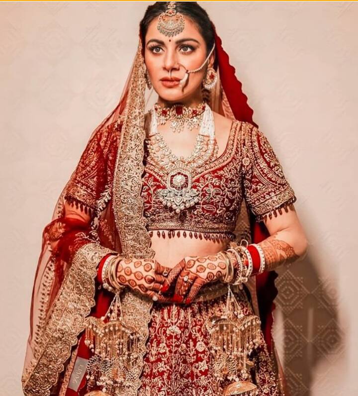 श्रद्धा आर्या की हैवी ज्वैलरी को उनके लहंगे से मेल खाता बनाया गया. साथ ही गोल्डन टच ने उन्हें उनके स्पेशल डे पर और खूबसूरत बना डाला.