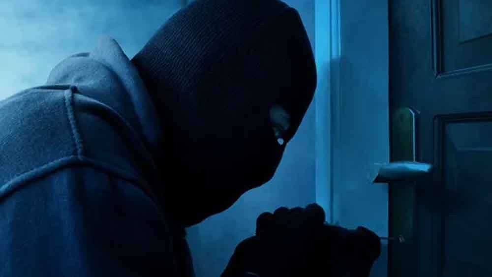 Delhi: लाजपत नगर में चोरों का आतंक, मंदिर में 12 ताले तोड़कर 11 मुकुट चुरा ले गए चोर Delhi Terror of thieves, 11 crowns worth 10 lakh rupees stolen from temple ANN Delhi: लाजपत नगर में चोरों का आतंक, मंदिर में 12 ताले तोड़कर 11 मुकुट चुरा ले गए चोर