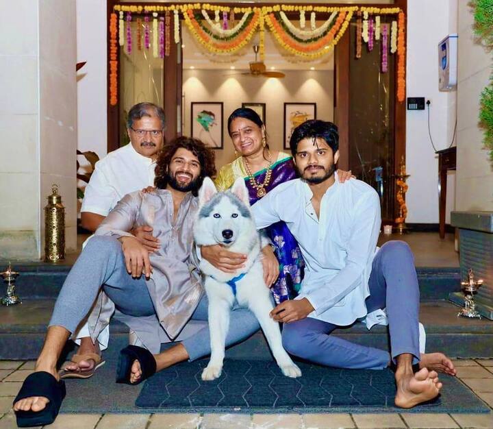 विजय के इस आलीशान बंगले के एंट्री गेट की बात करें तो एंट्री पर दो छोटी-छोटी सीढियां हैं जो सीधे घर के अंदर ले जाती हैं.