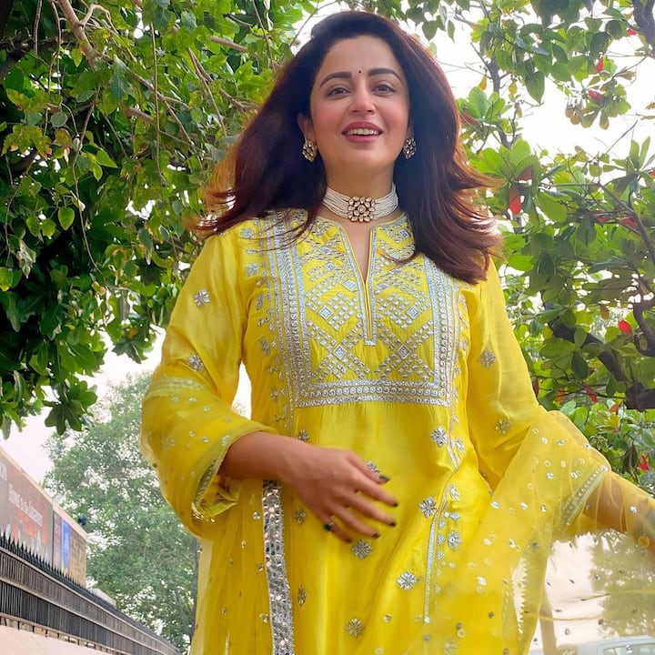 नेहा पेंडसे ने भाभी जी घर पर हैं शो में सौम्या टंडन को रिप्लेस किया है. गोरी मैम के किरदार में एक्ट्रेस दर्शकों का दिल जीत रही हैं.