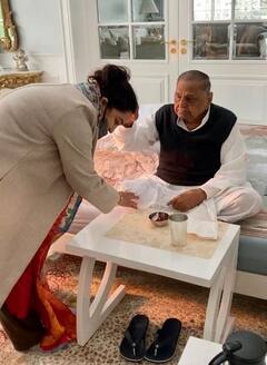 UP Election 2022: BJP ज्वाइन करने के बाद घर पहुंचीं अपर्णा यादव तो क्या था मुलायम सिंह का रिएक्शन? सामने आई तस्वीर में हुआ खुलासा