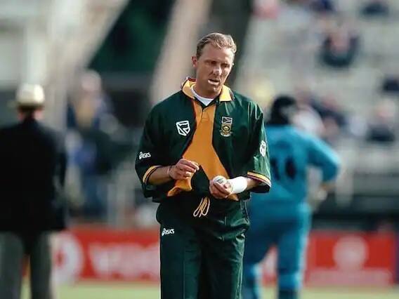 তালিকায় দ্বিতীয় স্থানে রয়েছেন অ্যালান ডোনাল্ড। ১২ ওয়ান ডে ম্যাচে ২২.৩৬ গড়ে ১৯ উইকেট নিয়েছেন।