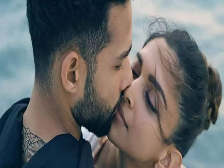 Deepika Padukon And Siddhant Chaturvedi starrer Gehraiyaan song out Gehraiyaan song Doobey : ‘गेहरांईया’चं पहिलं गाणं प्रेक्षकांच्या भेटीला, ‘डुबे’मध्ये दिसला दीपिकाचा बोल्ड अंदाज!