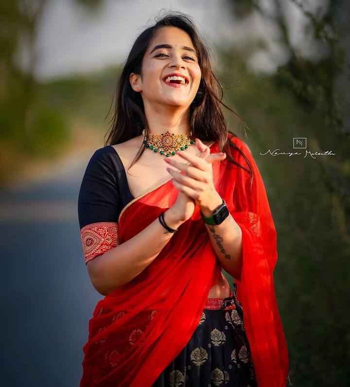 దీప్తి సునయన అందమంతా ఆమె నవ్వులోనే ఉన్నట్టుంటుంది. -Image credit: Deepthisunaina/Instagram