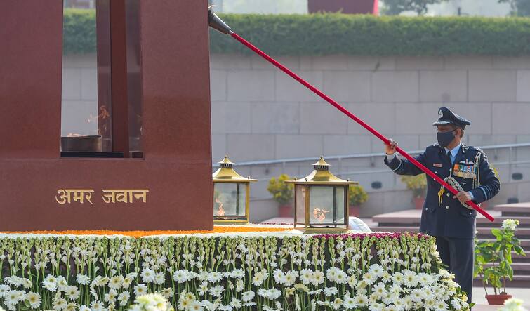 amar jawan jyoti flame at india gate merged with the flame at the national war memorial delhi Amar Jawan Jyoti: নিভল অমর জওয়ান জ্যোতি, মিলিয়ে দেওয়া হল ন্যাশনাল ওয়ার মেমোরিয়ালের অগ্নিশিখায়