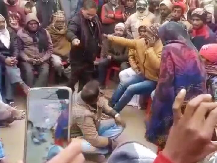 Bihar News: wife beats husband with slippers in motihari bihar, Panchayat gave the decision, now video viral on social media ann VIDEO: मोतिहारी में पंचायत का ‘तालिबानी’ फरमान! पत्नी से कहा- पति को चप्पल से मारो, युवक की गलती पर सुनाया फैसला