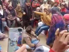 VIDEO: मोतिहारी में पंचायत का ‘तालिबानी’ फरमान! पत्नी से कहा- पति को चप्पल से मारो, युवक की गलती पर सुनाया फैसला