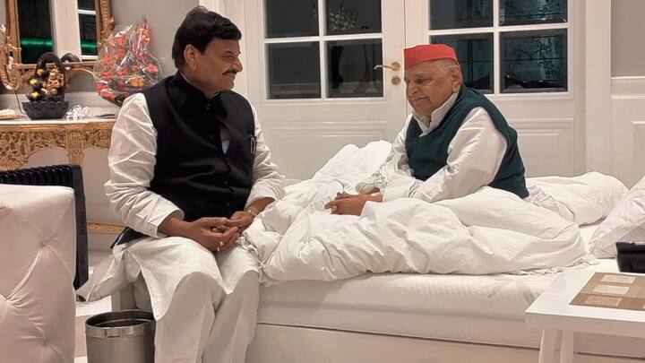 मुलायम के बीते जन्मदिन पर शिवपाल ने उनसे मुलाकात कर एक तस्वीर शेयर की थी. इस तस्वीर के साथ शिवपाल ने लिखा था कि जहां लोग खुशियां मांगते हैं मैंने वहां भी आपको ही मांगा है.