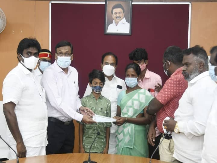 The District Collector handed over a check for Rs. 10 lakhs to the family of the deceased Prabhakaran. உயிரிழந்த மாற்றுத்திறனாளி பிரபாகரன் குடும்பத்திற்கு ரூ.10 லட்சம்: காசோலையை வழங்கினார் மாவட்ட ஆட்சியர்