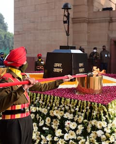 India Gate Update: ৫০ বছর পর দিল্লির ইন্ডিয়া গেটে নিভল ‘অমর জ্যোতি’, ওয়ার মেমোরিয়ালে মিশল অগ্নিশিখা