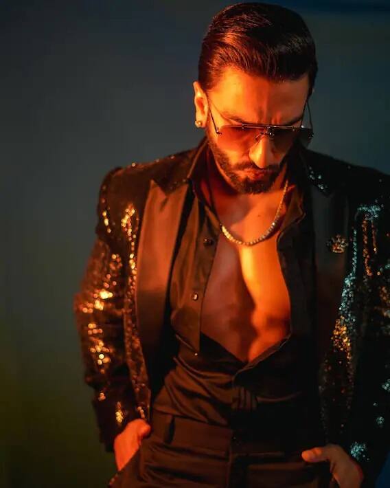 ফ্শাযনেবল পোশাকে স্টাইলিশ লুকে অনুরাগীদের মনে ঝড় তুলেছেন রণবীর। নেট নাগরিক থেকে বলিউডের অন্যান্য তারকারা তাঁর ছবিতে লাইক কমেন্ট করে উচ্ছ্বাস প্রকাশ করেছেন।