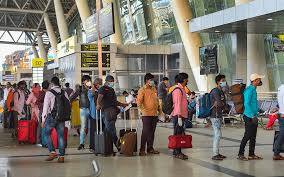 हवाई यात्रा करने के दौरान यात्रियों को विमान के केबिन के अंदर एक से ज्यादा बैग ले जाने की अब इजाजत नहीं होगी. नागरिक उड्डयन सुरक्षा ब्यूरो (बीसीएएस) ने हवाई अड्डों और एयरलाइंस को एक बैग के मानदंडों को लागू करने का आदेश जारी किया है.