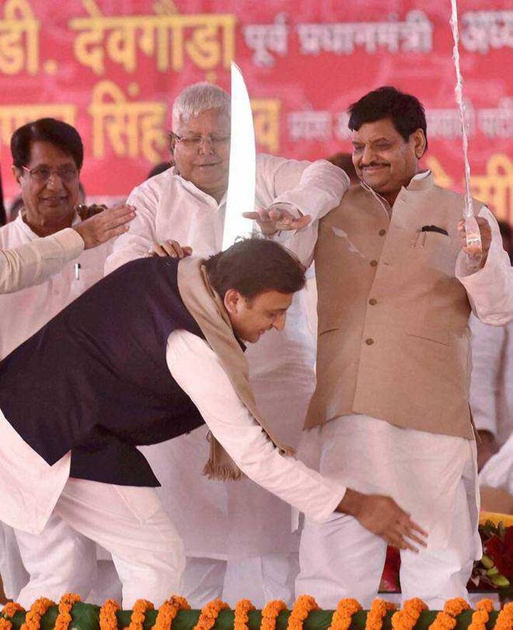 बता दें कि अब शिवपाल और अखिलेश यादव सब कुछ सामान्य दिख रहा है. यूपी चुनाव को देखते हुए दोनों ने गठबंधन का ऐलान भी किया है.