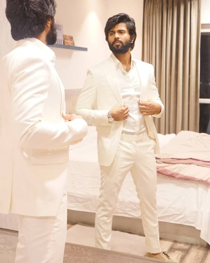 'अर्जुन रेड्डी' स्टार विजय देवरकोंडा का हैदराबाद के जुबली हिल्स में एक आलीशान बंगला है, जिसकी कीमत करीब 15 करोड़ रुपए है.