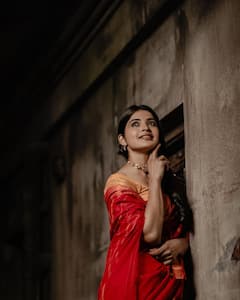 மின்வெட்டு நாளில் வந்த மின்சாரமா நீ... புடவையில் அசத்தும் சஞ்சிதா ஷெட்டி