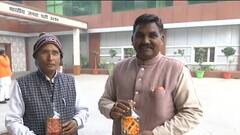 गजब हो गया! बीजेपी ऑफिस पहुंचे दो लोग बोतल में फिट कर लाए खाट, मकसद जानकर हैरान हो जाएंगे!