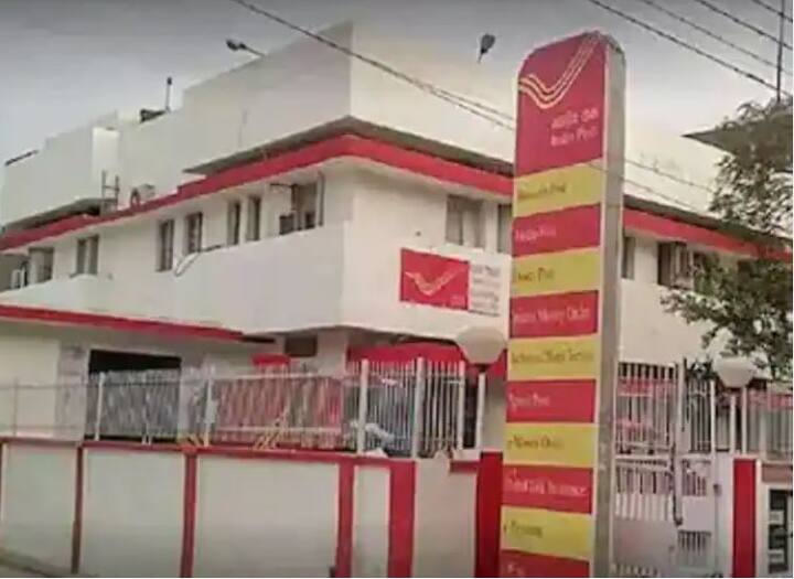 पोस्ट ऑफिस की ग्राम सुमंगल ग्रामीण डाक जीवन बीमा (Gram Sumangal Rural Postal Life Insurance Scheme) खासकर ग्रामीण इलाकों के लिए  बनाई गई है. इस स्कीम के तहत व्यक्ति को हर दिन 95 रुपये खर्च करने होते हैं. इसके बाद मैच्योरिटी पर आपको 14 लाख रुपये रुपये मिलेंगे.