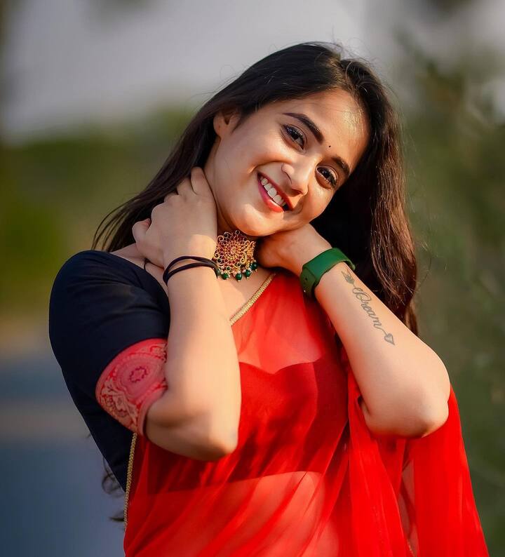 దీప్తి బ్రేకప్ బాధ నుంచి బయటికొచ్చినట్టు కనిపిస్తోంది. జోష్ గా ఫోటోలు తీయించుకుంటూ ఇన్ స్టాలో పోస్టులు చేస్తోంది.  -Image credit: Deepthisunaina/Instagram