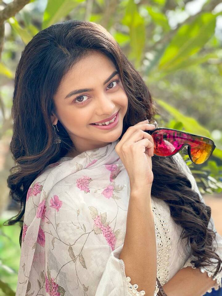 স্টার জলসার নতুন ধারাবাহিক 'গাঁটছড়া' ও একটি আর্ট ফেস্টের উদ্যোগে নতুন করে সেজে উঠেছে বেহালা বাগানবাড়ি বস্তি। দেওয়ালে দেওয়ালে ফুটে উঠেছে বিয়ের বিভিন্ন ছবি। আর এই পরিকল্পনা নাকি ধারাবাহিকের খড়ি ওরফে সোলাঙ্কি রায়ের (Solanki Roy)।