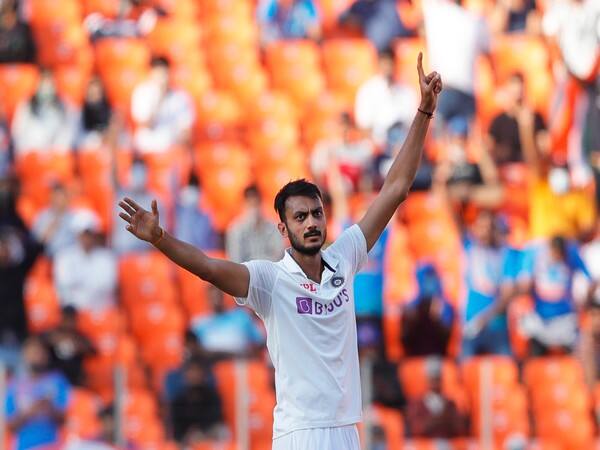 ভারতীয় ক্রিকেট দলের তরুণ অলরাউন্ডার অক্ষর পটেল। দেশের জার্সিতে গত বছরই টেস্টে অভিষেক করেছেন। এখনও পর্যন্ত ৫ ম্যাচে ৩৬ উইকেট তুলে নিয়েছেন এই ফর্ম্যাটে।