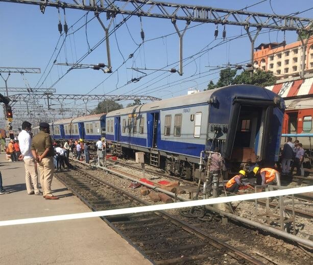Pune Train Derail: पुणे स्टेशन पर हादसा, ट्रेन के दो डिब्बे पटरी से उतरे, सोलापुर से मुंबई तक का रास्ता बंद