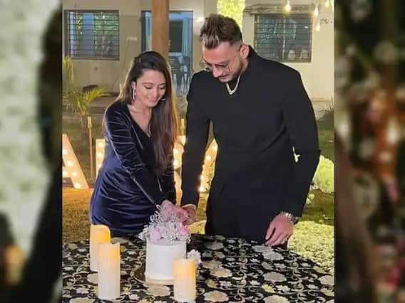 সম্প্রতি নিজের বাগদান পর্ব সেরেছেন অক্ষর। দীর্ঘদিনের বান্ধবী পেশায় ডায়টিশিয়ান ও নিউট্রিশিনিস্ট মেঘার সঙ্গে বাগদান সারলেন তিনি।